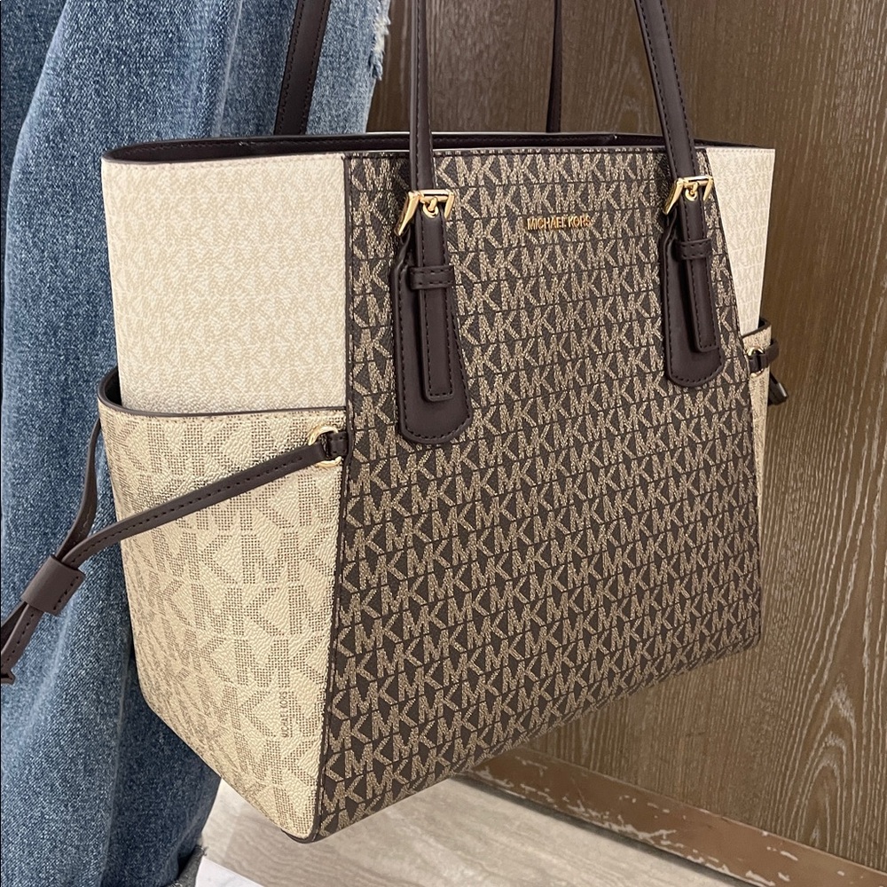 MICHAEL KORS Voyager Lg Color-Block Metallic Signature Logo EW Tote
Brown
NWT - Picture 14 of 16